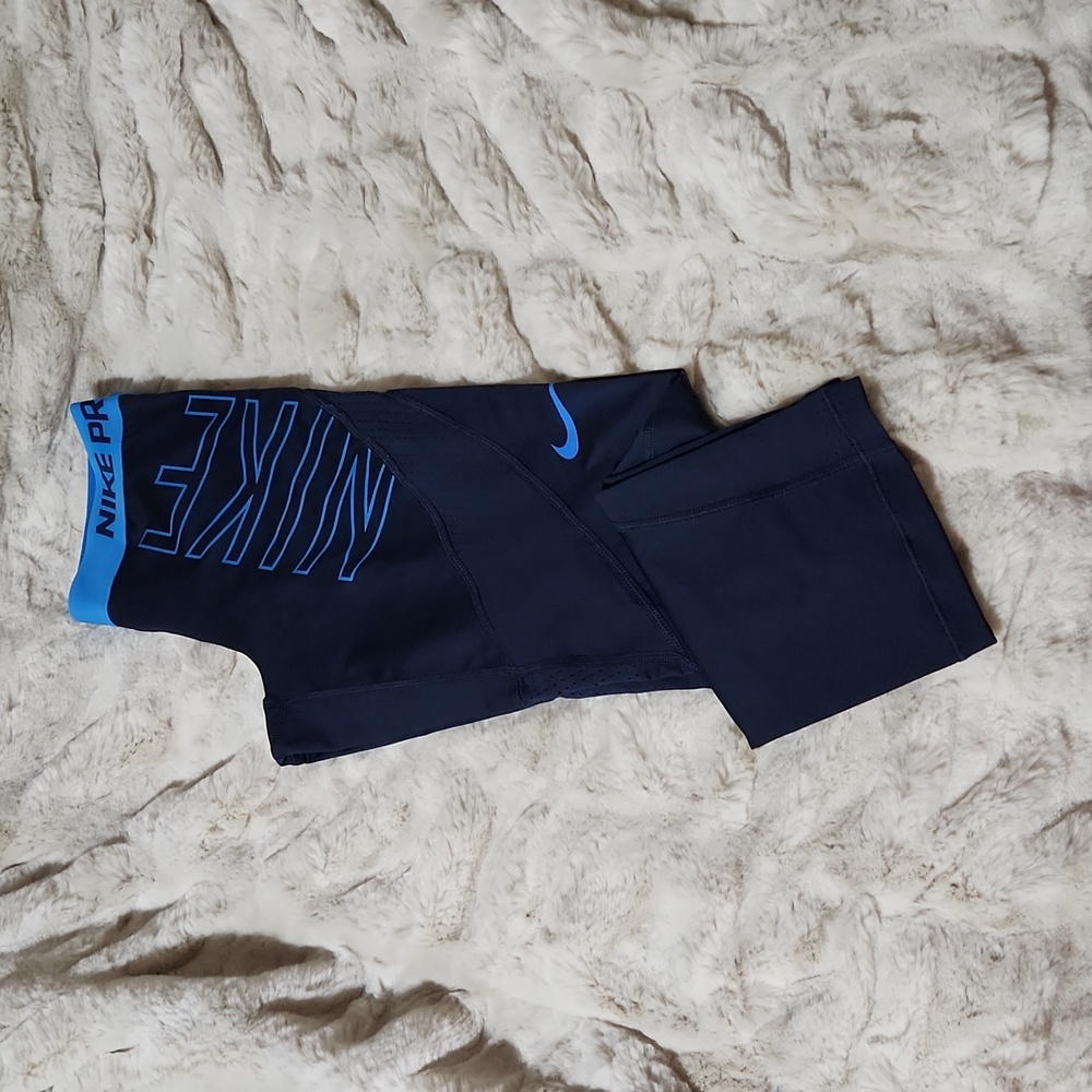 Nike Pro Women's Mid-Rise Cropped Mesh Panel Leggings